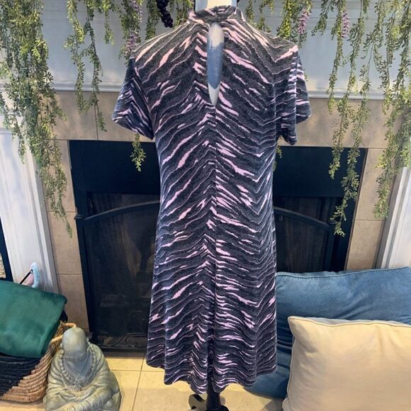 Torrid DARK GREY & PINK ZEBRA HACCI MOCK NECK TRAPEZE DRESS 0 - Picture 6 of 11